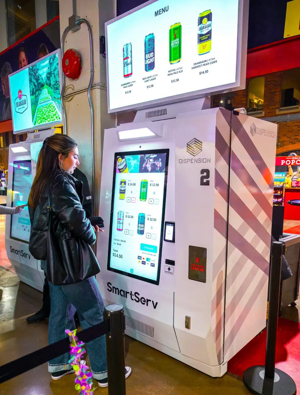 Une cliente utilisant une machine SmartServ au Scotiabank Centre à Halifax.